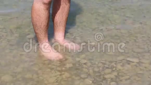 一个人在湖里冷却他的脚视频的预览图