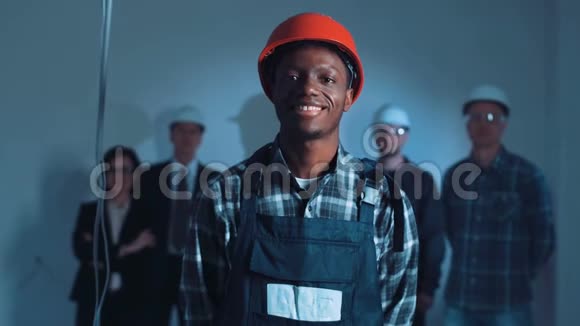 年轻的非洲建筑工人视频的预览图