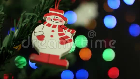 圣诞节背景装饰灯玩具雪花雪光夜视频的预览图