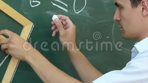 青年教师或学生用公式在黑板上画三角形视频的预览图
