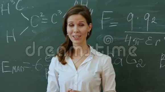 年轻迷人的数学女教师与她年轻的小学生互动要求一个答案视频的预览图