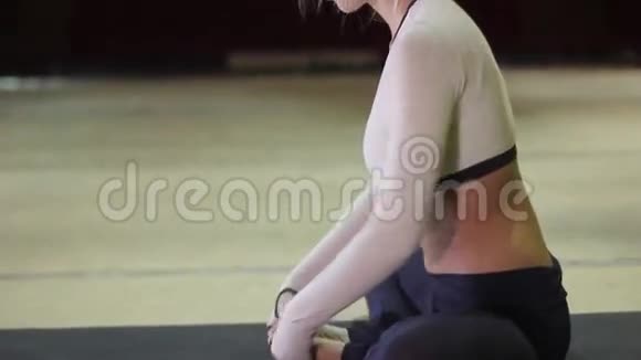 年轻的金发女人练习瑜伽视频的预览图
