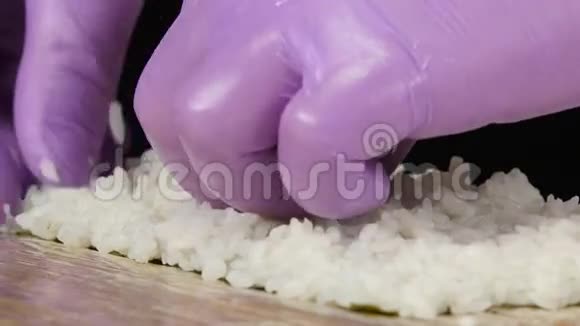 厨师用米饭转动诺里关门视频的预览图
