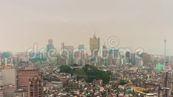 白天雾霾澳门著名酒店屋顶景观全景4k中国时间流逝视频的预览图