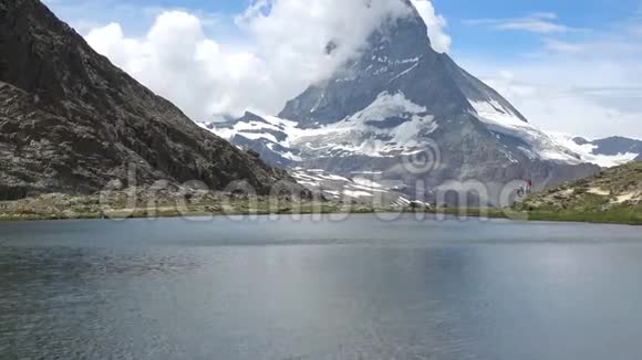 瑞士阿尔卑斯山泽马特雪麦特霍恩峰和斯泰利塞湖的风景视频的预览图