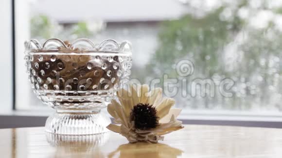 桌子上有一杯干花和雨背景的干花视频的预览图