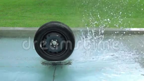 喷泉与汽车车轮和水溅慢动作视频的预览图