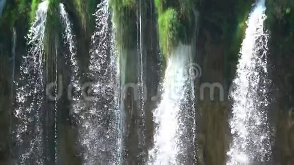 瀑布特写水的飞行慢动作视频的预览图