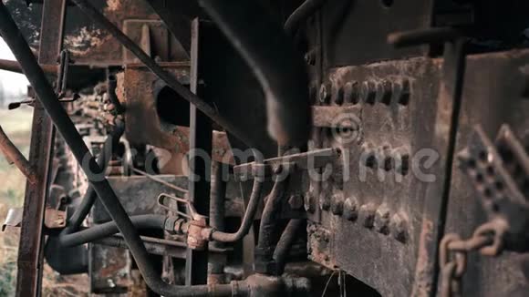 旧的废弃蒸汽火车视频的预览图