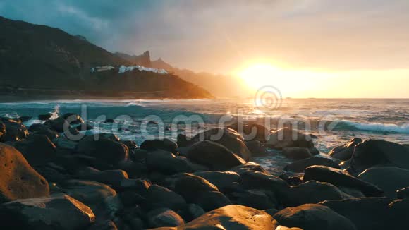 在加那利群岛的特内里费海浪撞击岩石在美丽的夕阳光中喷射视频的预览图