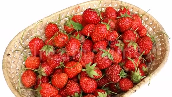 带草莓的柳条篮子视频的预览图