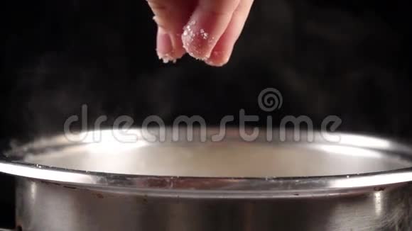 在锅里的沸水中加入盐慢动作视频的预览图