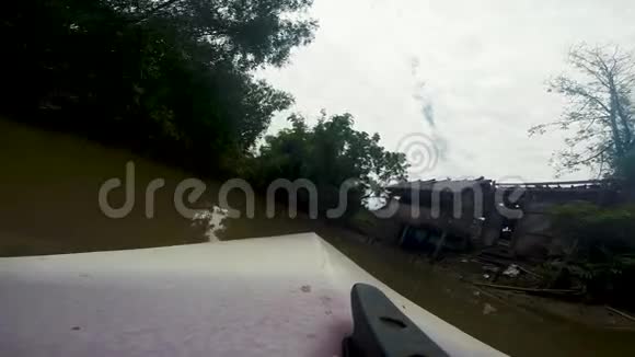 在柬埔寨贡布漂浮的PreaekTuekChhu河上行舟视频的预览图