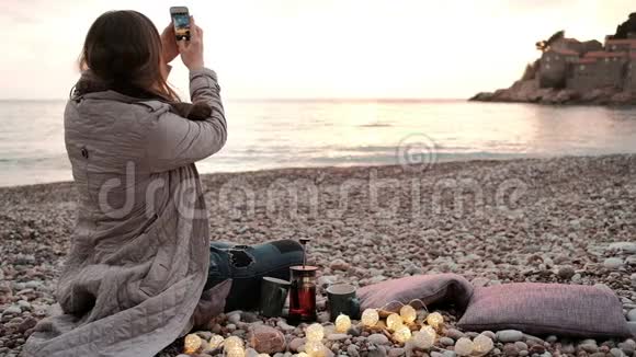 海上海岸浪漫约会美丽的日落景观视频的预览图