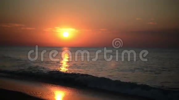 黑海沿岸的黎明波浪慢动作视频的预览图