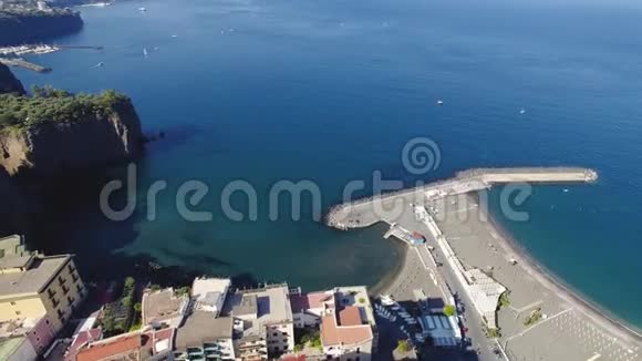 索伦托海岸的鸟瞰图梅塔海滩旅游概念文字空间带船海湾意大利山脉旅游概念视频的预览图