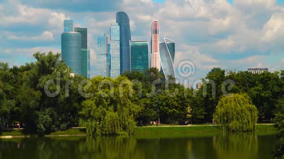 以摩天大楼为背景的池塘边公园视频的预览图