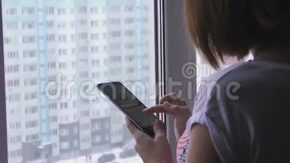 女性使用智能手机视频的预览图