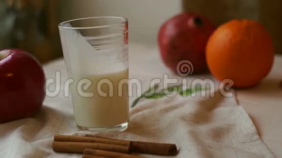 一杯牛奶上面有红苹果和橘子早餐食品视频的预览图