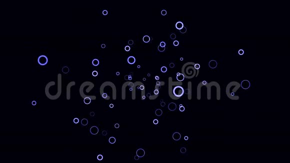 许多小彩色圆圈出现在黑暗的背景上移动缓慢无缝的循环动画美丽的紫色戒指视频的预览图