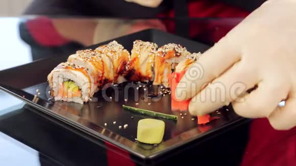 厨师寿司浇汁的特写餐厅里的寿司视频的预览图