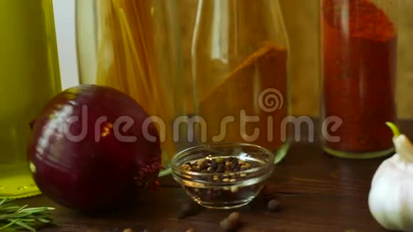 食品原料把洋葱和胡椒香料放在玻璃碗里视频的预览图