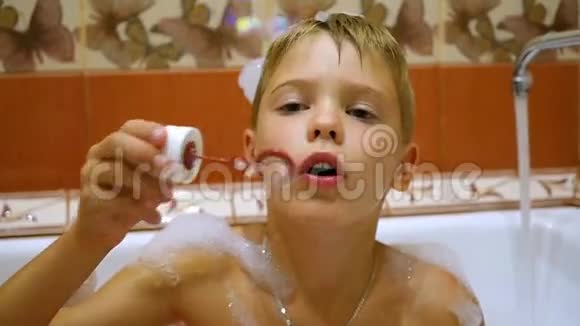 一个孩子在浴室里玩肥皂泡视频的预览图