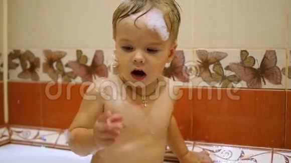 一个孩子在浴室里玩肥皂泡视频的预览图