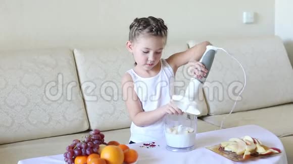 孩子在搅拌机里准备鸡尾酒视频的预览图