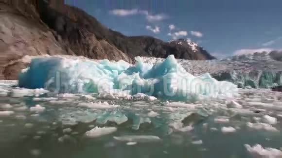 阿拉斯加山水太平洋背景下浮冰的船视频的预览图