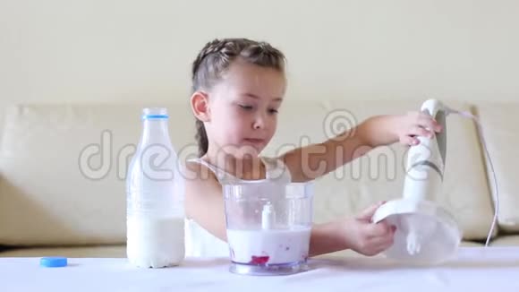 孩子在搅拌机里准备鸡尾酒视频的预览图