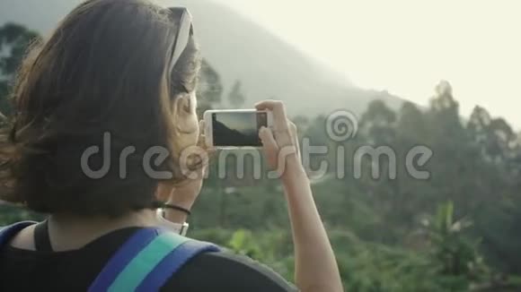 游客在斯里兰卡的茶园拍照留念视频的预览图