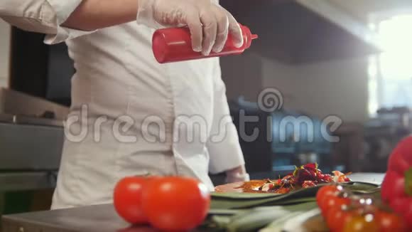 厨师在沙拉中加入酱汁新鲜蔬菜在前台视频的预览图