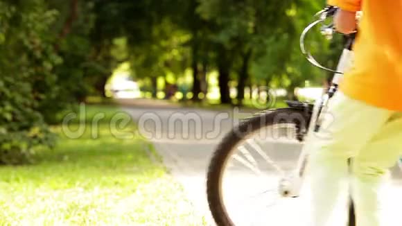 年轻的自行车骑手来到公园视频的预览图