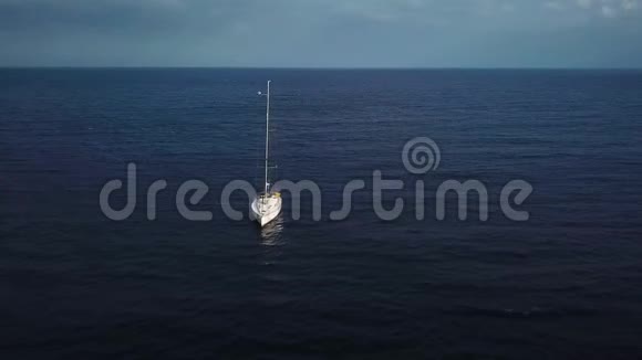 从游艇高度看西班牙加那利群岛特内里费海岸附近的灯塔视频的预览图