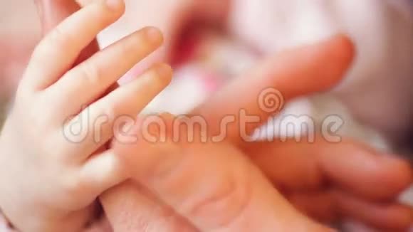 小女儿的手握着爸爸的大手指视频的预览图
