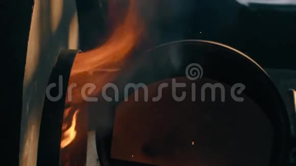 炉子里烧木头火焰从炉子里冒出来视频的预览图