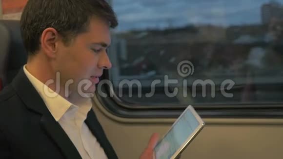 火车上的人嘲笑平板电脑视频的预览图