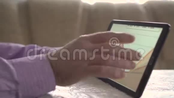 用平板电脑特写男人的手视频的预览图