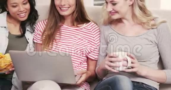 女性朋友在笔记本电脑上看电影视频的预览图