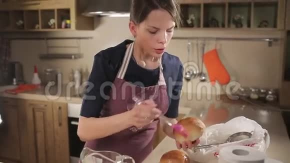 用釉面涂抹包子家庭主妇新鲜烘焙面包新鲜面包店视频的预览图