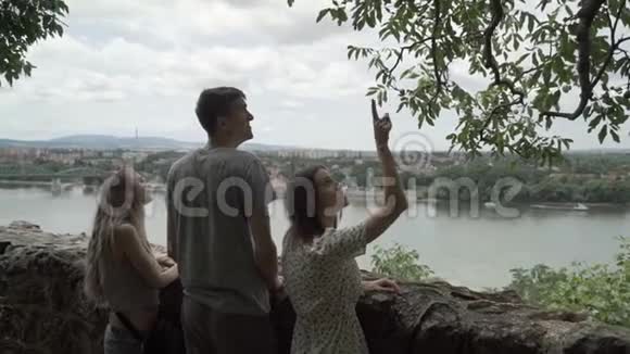 三个游客在墙上放松stealam射击视频的预览图