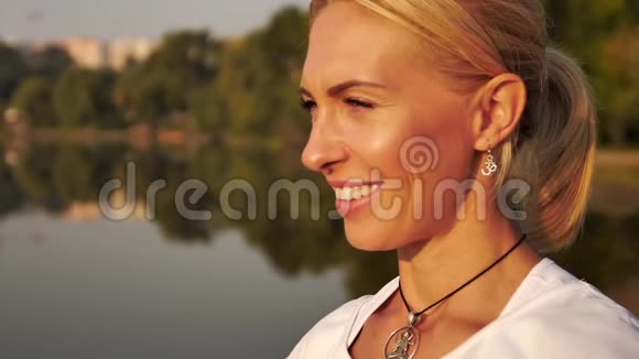 美丽的金发女人笑的肖像视频的预览图