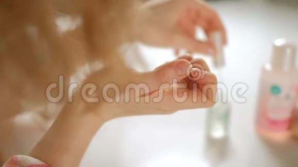 一个女人在家里自己动手修指甲视频的预览图