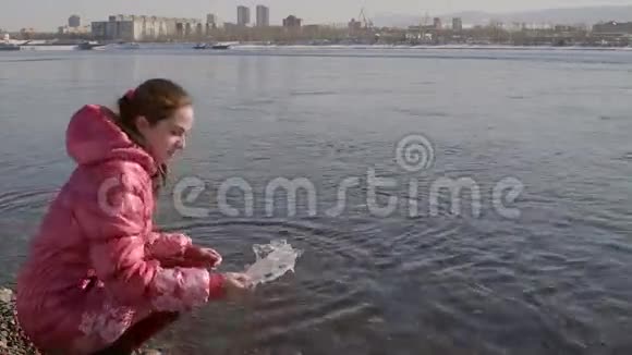 女人把一块冰扔进河里视频的预览图