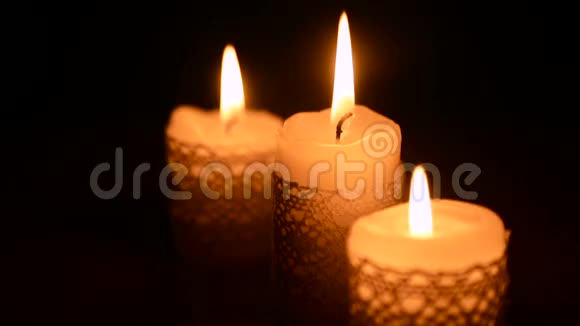三支在黑暗中燃烧的蜡烛视频的预览图
