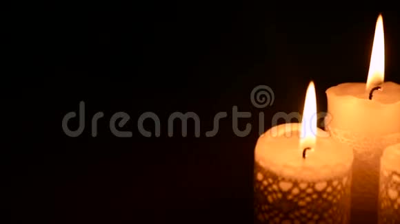 三支在黑暗中燃烧的蜡烛视频的预览图