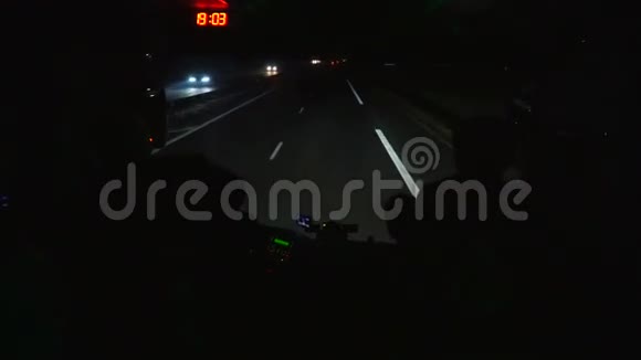 从夜路上的巴士上看视频的预览图