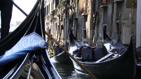 沿着意大利威尼斯的运河视频的预览图
