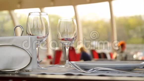 莫斯科河河船餐厅配有酒杯的桌子视频的预览图